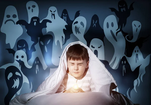 Rapaz Escondido Debaixo Cobertor Fantasmas Imaginários Miúdo Assustado Com Olhos — Fotografia de Stock