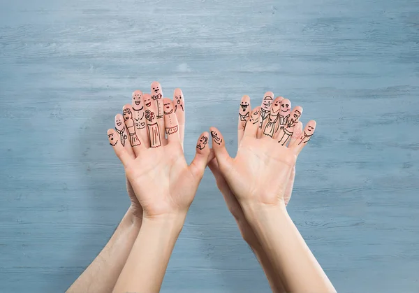 Aşkı ve mutluluğu temsil eden kadın ve erkeğin elleri