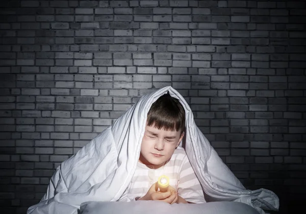Criança Assustada Com Lanterna Escondida Debaixo Cobertor Miúdo Assustado Com — Fotografia de Stock
