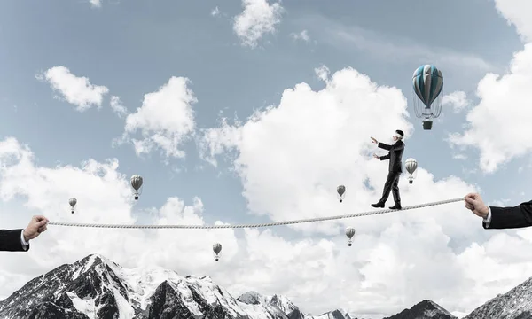 Uomo Affari Che Cammina Bendato Sulla Corda Sopra Alte Montagne — Foto Stock