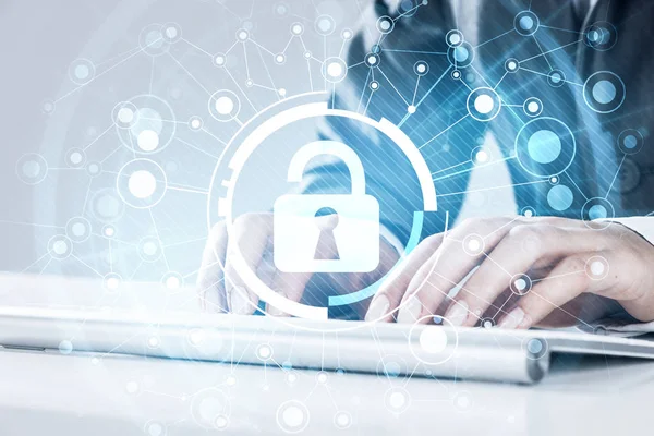 Klavye üzerinde kadın yazarak şifre ile Internet güvenlik kavramı