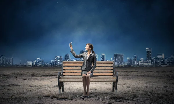 Jonge Vrouw Business Suit Houden Smartphone Met Verhoogde Hand Mooi — Stockfoto