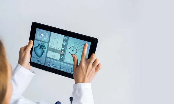 Cierre de manos del médico femenino que trabaja con la computadora de la tableta PC — Foto de Stock