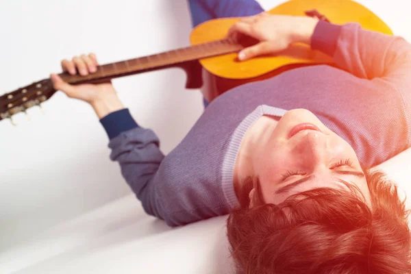 Jeune Homme Aux Yeux Fermés Pratiquant Guitare Guitariste Couché Sur — Photo
