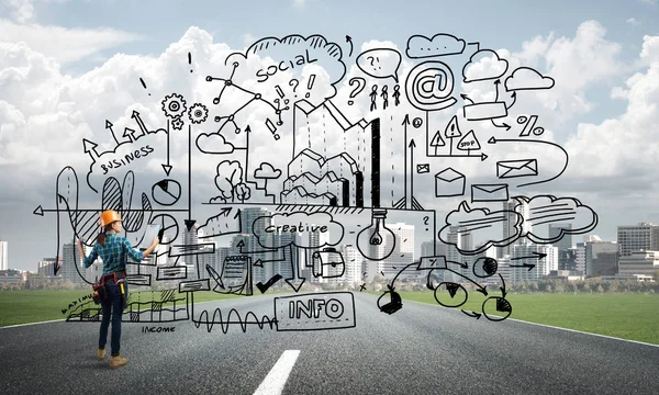 Açık havada mühendis kadının arka planı ve ekrana konsept çizimi