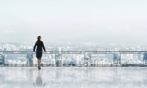 Joven Mujer Negocios Traje Balcón Contra Fondo Paisaje Urbano Mañana — Foto de Stock