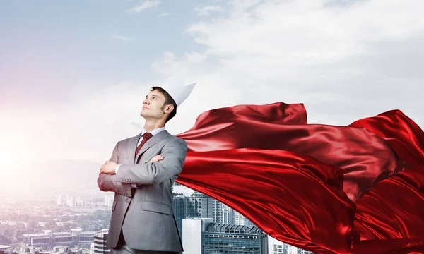 Концепция власти и успеха с бизнесменом супергероем в большом городе — стоковое фото