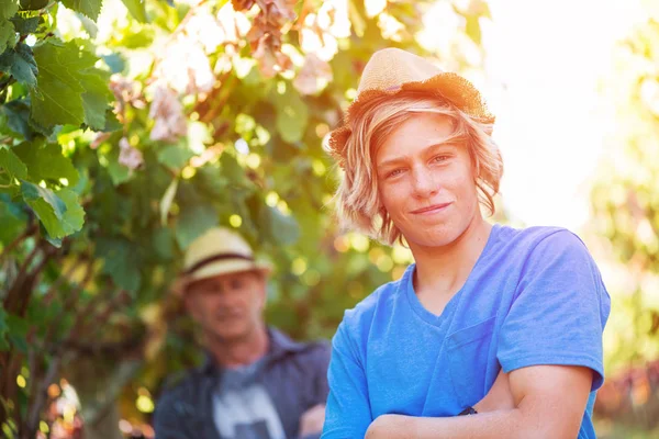 Portret Van Een Man Met Strohoed Shirt Wijngaard Zonnige Dag — Stockfoto