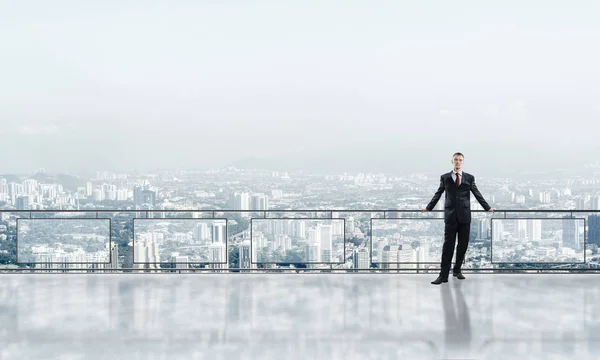 Alba sopra grattacieli e uomo d'affari di fronte nuovo giorno — Foto Stock
