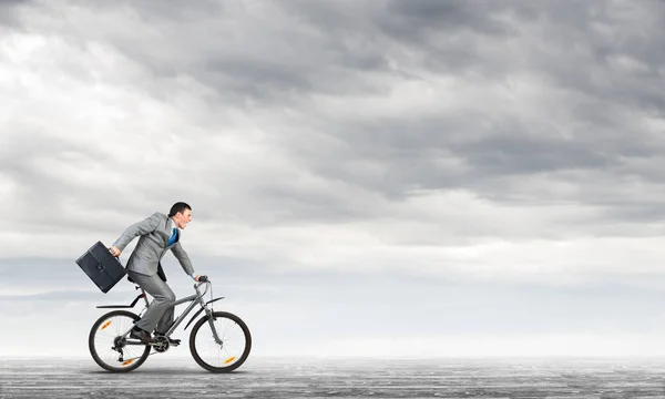 Mann Businessanzug Fährt Fahrrad Freien Radfahrer Mit Koffer Vor Blauem — Stockfoto