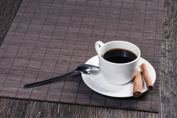 Xícara de café preto na mesa de madeira — Fotografia de Stock