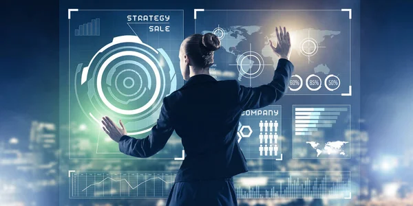 Sanal panel ve gece şehir vasıl geçmiş çalışma iş kadını arkadan görünüm