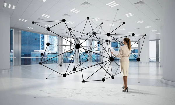 Modern ofis içi ve sosyal bağlantı kavramında zarif bir iş kadını. Karışık ortam