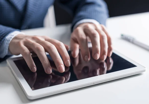 Male hands typing on digital tablet touch screen — Stock Photo, Image