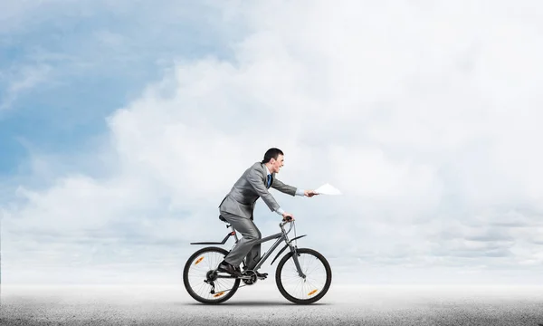 Geschäftsmann Mit Papierdokumenten Der Hand Auf Dem Fahrrad Frist Für — Stockfoto