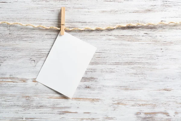 Blanco blad van wit papier opknoping op bindgaren touw — Stockfoto