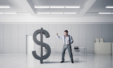 Öfkeli genç işadamı yumruklanmış dolar sembolüyle kaza yapacak.