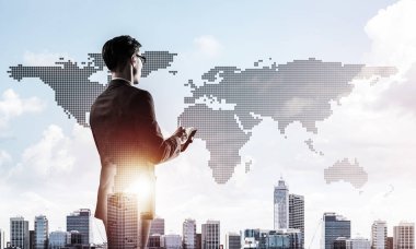 Ellerinde günlükle gözlerini kaçıran zarif iş adamının çift pozu.