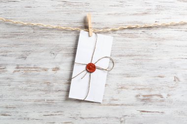 Beyaz klasik zarf ip üzerinde asılı