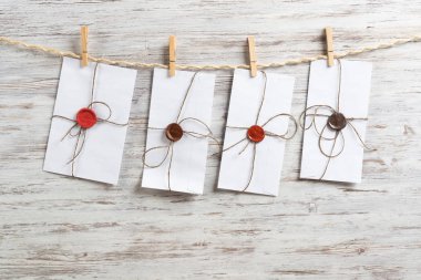 Halat üzerinde asılı beyaz zarflar