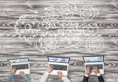 Masada oturan ve alet kullanan iş adamlarının en iyi görüntüsü.