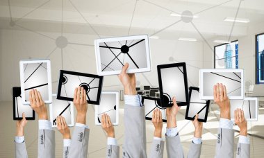 Sosyal bağlantı konsepti sunan tablet pc gösteren sırada işadamı ellerini yakın. Karışık ortam