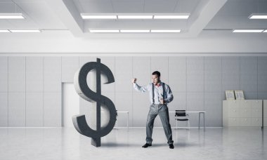 Öfkeli genç işadamı yumruklanmış dolar sembolüyle kaza yapacak.