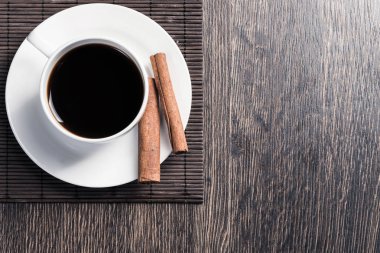 Tahta masada bir fincan sade kahve.