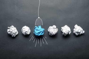 Buruşturulmuş kağıt topu ile ampul kroki çizim