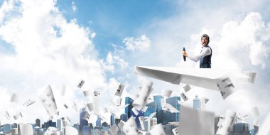 Komik pilot ile işletme muhasebesi ve istatistik kavramı. Havacı infographics ile düşen kağıt levhalar üzerinde kağıt uçak sürüş. Kağıt üzerinde kağıt uçakta uçan genç adam.