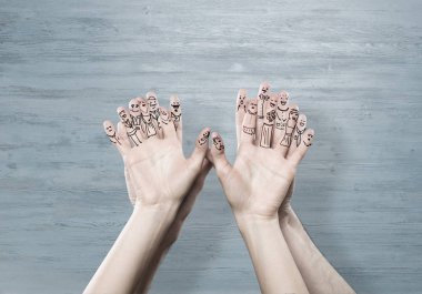 Aşkı ve mutluluğu temsil eden kadın ve erkeğin elleri