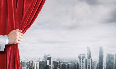 Modern iş şehir manzarası perde arkasında işadamı el tarafından açıldı