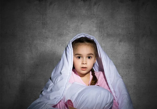 Rapariga Assustada Escondida Debaixo Cobertor Miúdo Assustado Deitado Cama Casa — Fotografia de Stock