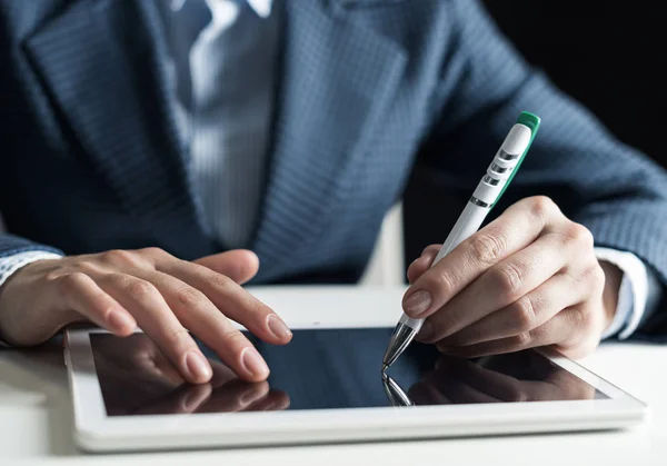 Hombre en traje de negocios usando tableta digital — Foto de Stock