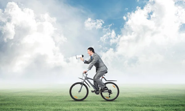 Geschäftsmann Mit Megafon Der Hand Auf Dem Fahrrad Sonnigen Tagen — Stockfoto