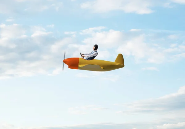 Šťastný Pilot Který Řídí Malou Vrtulovou Rovinu Pozadí Modré Oblohy — Stock fotografie