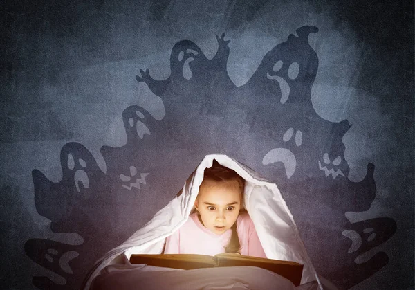 Rädd Liten Flicka Läsa Sagor Sängen Barn Med Ficklampa Gömmer — Stockfoto