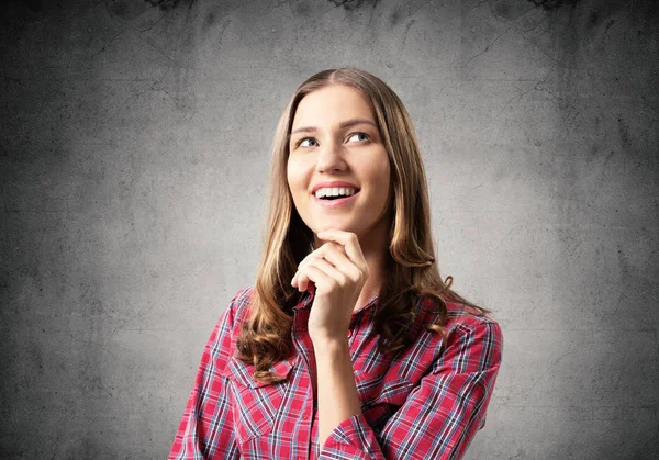Uśmiechnięta Młoda Kobieta Dotykając Podbródka Patrząc Górę Emocjonalna Piękna Dziewczyna — Zdjęcie stockowe