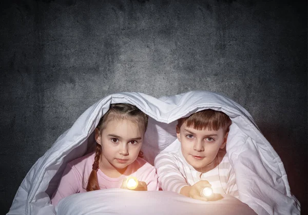 Kinder Mit Taschenlampen Liegen Bett Und Schauen Die Kamera Kleine — Stockfoto