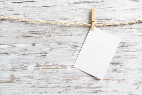 Blanco blad van wit papier opknoping op bindgaren touw — Stockfoto