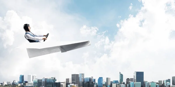 비행기에 파일럿과 비즈니스 리더십과 에비에이터 모자와 비행기에 건물이 현대의 메가폴리스 — 스톡 사진