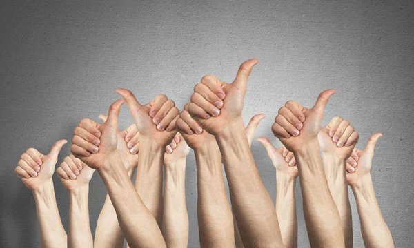 Fila Manos Hombre Mostrando Gesto Pulgar Hacia Arriba Acuerdo Aprobación — Foto de Stock