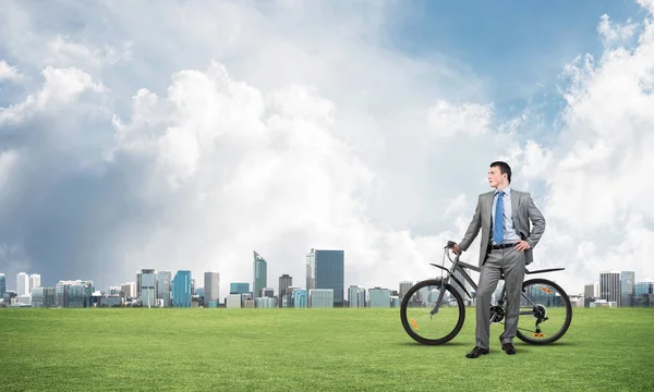 Agradable Hombre Traje Negocios Corbata Pie Sobre Hierba Verde Con — Foto de Stock