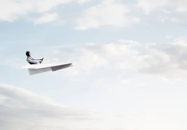 Piloto Casco Cuero Gafas Conducir Avión Papel Sobre Fondo Cielo — Foto de Stock