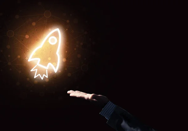 技術コンセプトとしてロケットのウェブアイコンを提示男ヤシ — ストック写真
