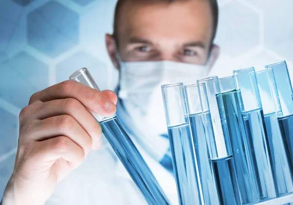 Ritratto di scienziato maschio concentrato che lavora con reagenti in laboratorio — Foto Stock