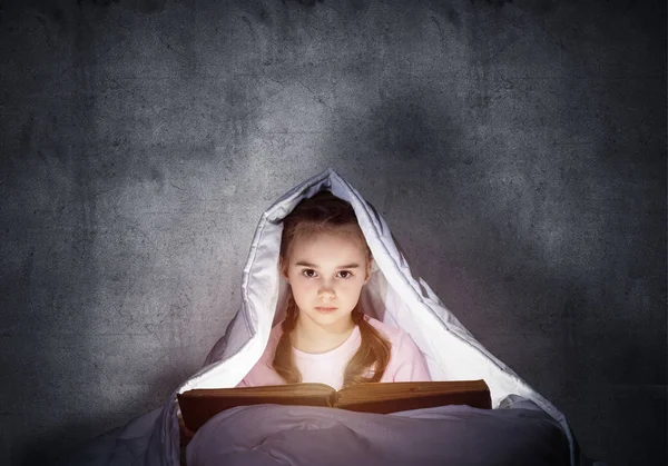 Menina Lendo Livro Cama Antes Dormir Criança Bonita Com Lanterna — Fotografia de Stock