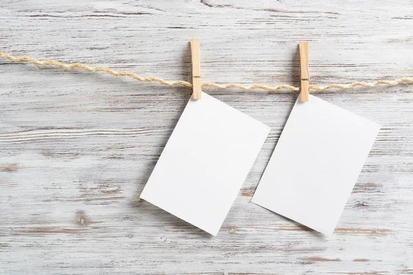 Hojas de papel en blanco colgando de una cuerda —  Fotos de Stock