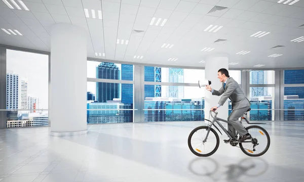 Manager Businessanzug Beim Fahrradfahren Konferenzsaal Geschäftsmann Mit Megafon Auf Dem — Stockfoto
