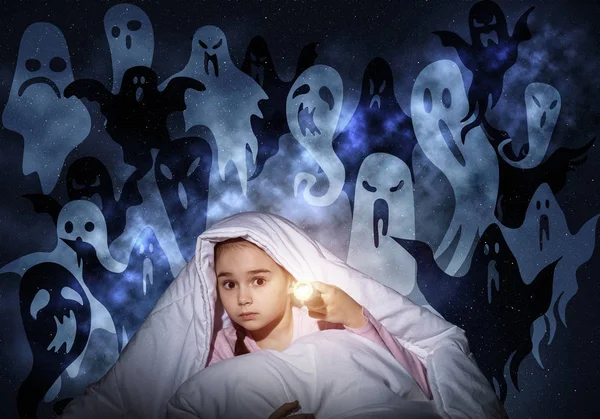 Menina Assustada Com Lanterna Escondida Sob Cobertor Fantasmas Imaginários Menino — Fotografia de Stock